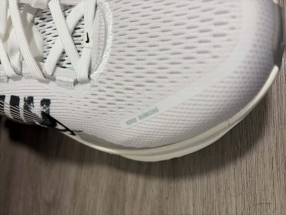 Nike Air Zoom Vomero 18 White Black "RUN" Graphic Running Shoes - Picture 8 of 9